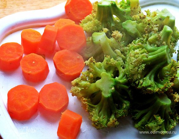 Овощи отвариваем до полуготовности или до готовности. Даём стечь влаге,иначе не скрепить пирожок!