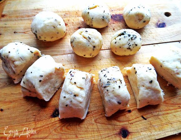 Тесто катаем в колбаску,делим на кусочки.