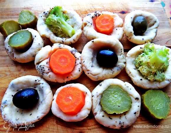 Каждый кусочек расплющиваем и в центр кладём начинку.