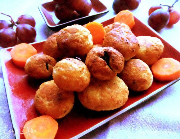 Жарим в масле,вынимаем на салфетку. Получается из одного сырка до 15 мини пирожков,но для гостей нужно увеличить порцию!