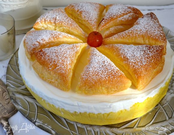 Готовый торт украсить треугольничками из слоеного теста... Проведя по краю формы теплым сухим ножом, аккуратно извлечь торт из формы! 