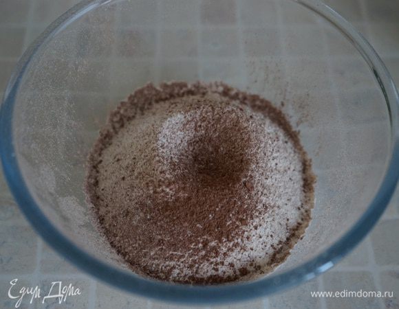 Включить разогреваться духовку до 180 градусов. Противень выстелить бумагой, смазать маслом (у меня тефлоновый лист, его смазывать не надо  – очень удобная штука – ничего не прилипает!). В миску просеять муку, разрыхлитель, какао, специи. 