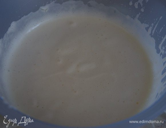 В другой миске взбить яйца с сахаром до пышности и увеличения в объеме в 3-4 раза, взбивать минут 10-12.