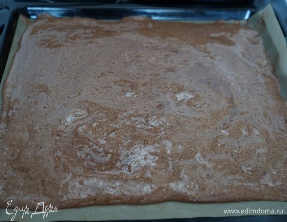Постепенно всыпать сухую смесь в яичную, аккуратно перемешать лопаточкой движениями снизу-вверх (не миксером!). Вылить тесто на противень, разровнять.
