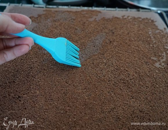 Поставить в разогретую духовку и выпекать 12 минут, до готовности, не пересушить. Переложить на решетку, снять бумагу и остудить. Пропитать ликёром, у меня Шериданс.