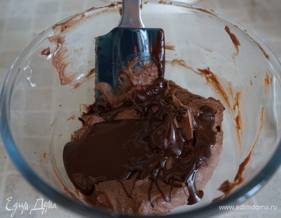 Пока печется корж – займёмся кремом. На водяной бане растопить шоколад.  Хотела сделать с обычным маскарпоне (уж на что люблю шоколад, но тут казалось перебор), но обычный не смогла нигде купить, только шоколадный. Маскарпоне слегка взбить миксером, добавить шоколад, хорошо перемешать.