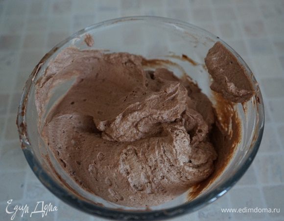 Постепенно добавить их в сырно-шоколадный крем. Еще раз взбить миксером на низкой скорости. Убрать крем в холодильник.