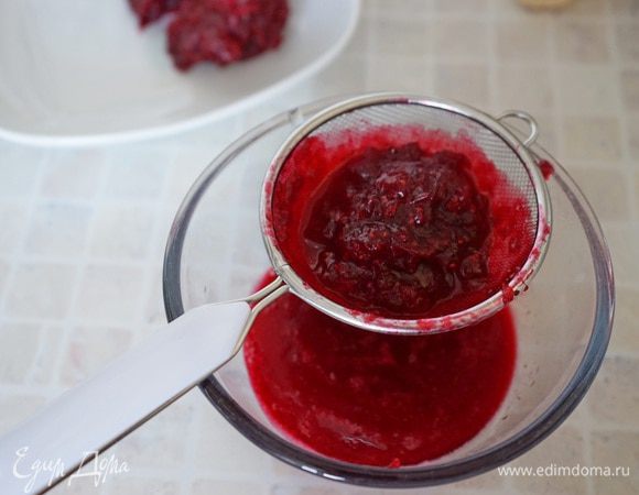 Раздавить ягоды, чтобы получить как можно больше сока. Процедить. Залить листовой желатин водой. Дать настояться 10 минут, отжать. 