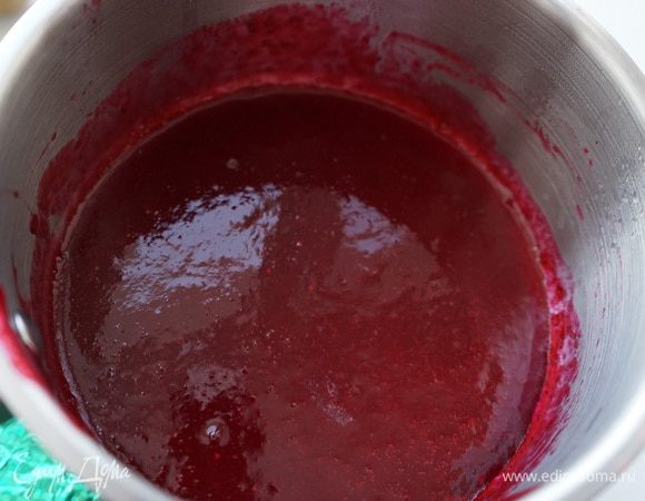 Вернуть сок в сотейник, нагреть, хорошо размешать желатин в соке, снять с огня, немного остудить.