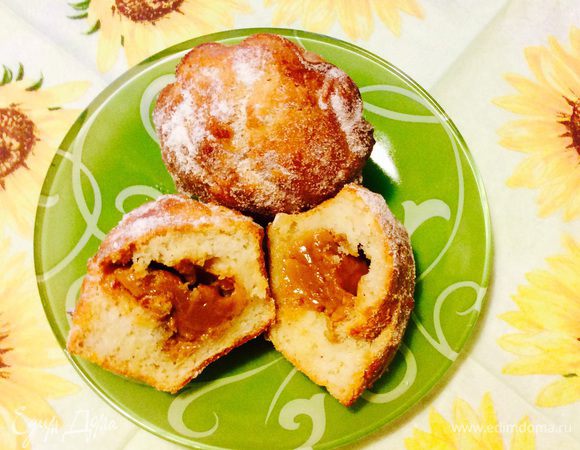 Выпекать кексы 30-35минут. При подаче по желанию посыпать сахарной пудрой.