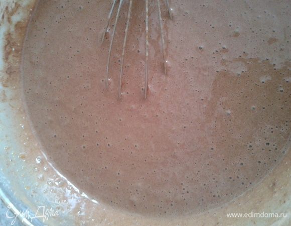 Простота приготовления в том, что не надо разделять белки и желтки. Смешиваем яйца с сахаром, солью и ванилью. 
---------------
Я пеку в мульте, в ней он очень пышный и высокий получается, там все взвешивается мульти чашой. Если делать в ней, то муки 1 чаша (не полная), сахара 2 чаши, либо в граммах, что указала в составе.
---------------
Взбиваем миксером в крепкую пену. Добавляем какао порошок и еще раз взбиваем.