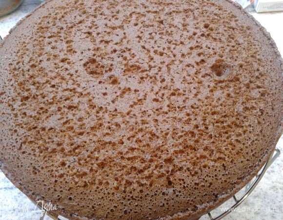 Добавляем муку и разрыхлитель. Взбиваем миксером, но уже на низкой скорости. Чашу смазываем сливочным маслом (если тефлоновое покрытие, нет, значит выслать бумагой). Выливаем тесто в форму и ставим на режим «Выпечка» на 60-65 минут до сухой зубочистки. В духовке около 35-40 минут соответственно. Сразу не вытаскивать, дать постоять в мульте/духовке 5-7 минут.  Затем вынуть и дать остыть еще в форме, лишь после этого вытащить и остудить на решетке.