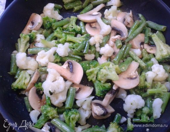 Овощи и грибы разморозить. Разогреть на сковороде подсолнечное/оливковое масло и выложить овощи, посолить, поперчить по вкусу. Поджарить до полуготовности.