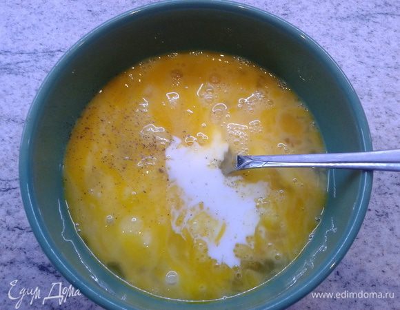 В миску вбить яйца, влить молоко, соль, перец по вкусу. Взбить вилкой до однородной массы. Сыр, берите любой, какой любите! Режим на мелкие кусочки, он потом расплавится и будет такими вкусовыми приятными островками!