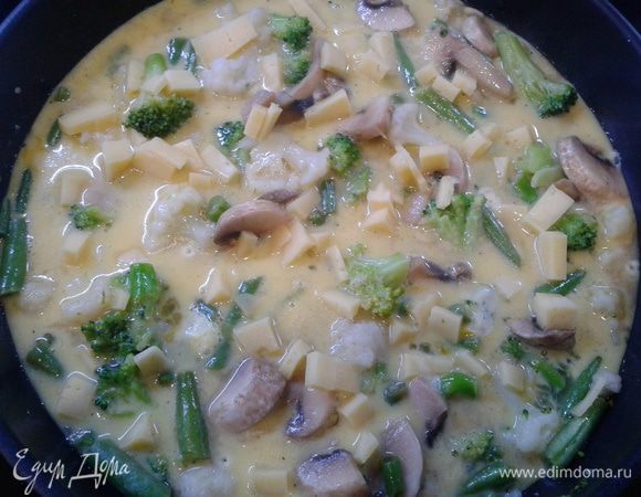 Заливаем этой смесью наши овощи! Сверху хаотично разбрасываем сыр и убавляем огонь, накрываем крышкой и тушим до готовности. Лично я люблю, чтоб верх был совсем слегка жидковат ))