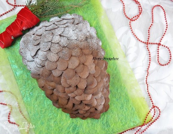 Неукрашенный торт можно поставить в холодильник. Постарайтесь украшать торт чипсами незадолго до подачи (за 3-4-5 часов будет нормально). После холодильника, как и любые чипсы, они теряют свою хрусткость и становятся просто декоративным украшением.