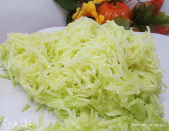 Кабачки почистить, натереть на мелкой терке (понадобится 2 стакана). Посолить и оставить на 10 минут.