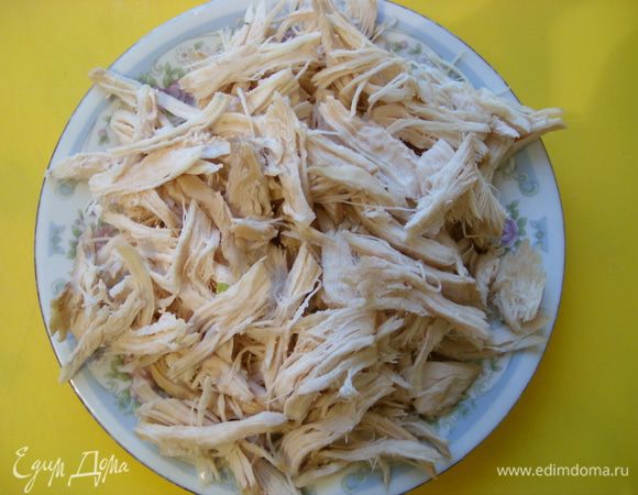 Отварить филе курицы и разобрать на полоски.