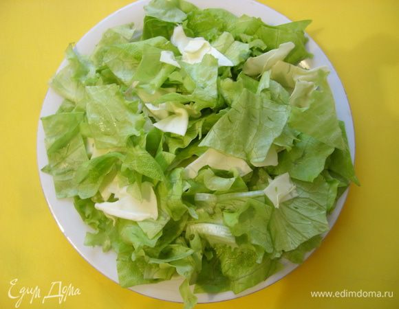 Листья салата нашинковать и посолить,смешать с курицей.