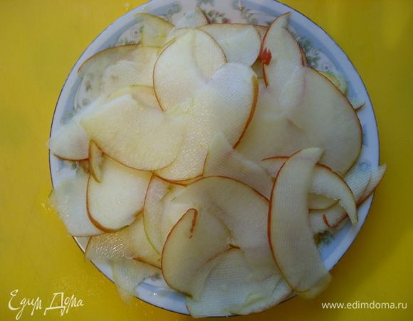 Взять кисло сладкое яблоко и нарезать дольками.
Выложить на салат.