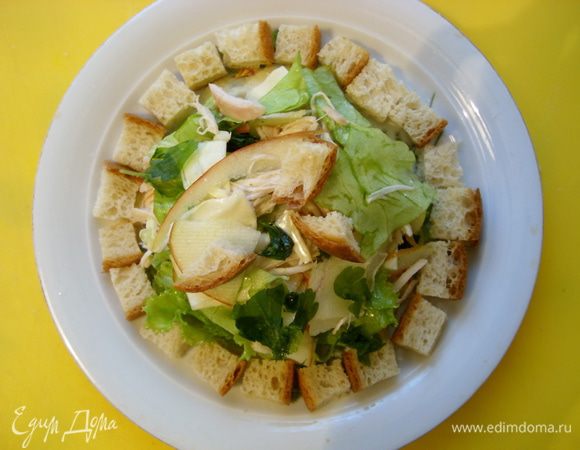 Все ингредиенты смешать, посыпать специями прованские травы и полить соусом:оливковое масло смешать с лимонным соком,солью,перцем по вкусу.дать блюду настояться 30 минут,сверху украсить зеленью петрушки и подавать на стол.