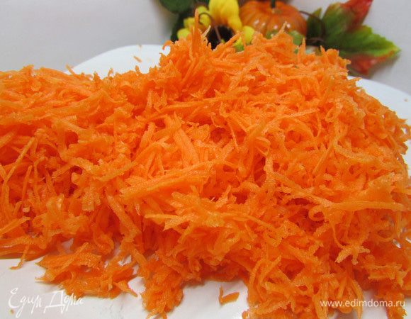 Морковь почистить, натереть на мелкой терке (понадобится 1 стакан).