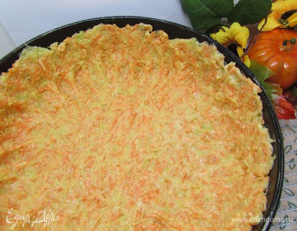 Разъемную форму смазать маслом. Выложить тесто, разровнять по дну и сделать бортики. Отправить в разогретую духовку (190 градусов) на 20 минут.