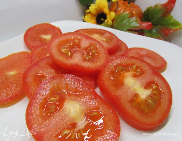 Помидоры вымыть, обсушить и нарезать кружочками.