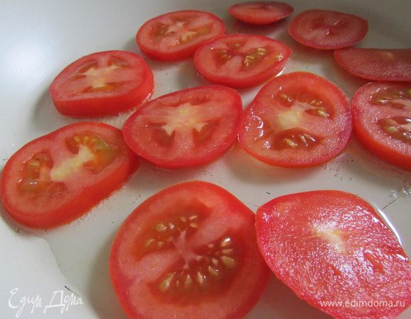 Помидоры слегка обжарить на растительном масле с обеих сторон.