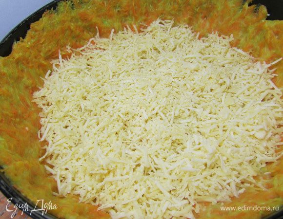 На дно коржа выложить тертый сыр.