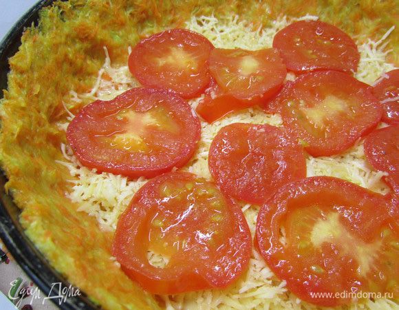 На сыр выложить помидоры в один слой.
