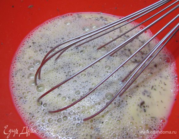 Молоко и яйца взбить в легкую пену. Посолить и добавить травки.