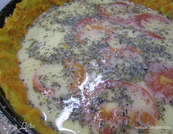 Вылить яично-молочную смесь на помидоры.  Отправить киш в духовку, при этом убавить до 180 градусов. Выпекать 30-45 минут. Готовый киш хорошо остудить. Осторожно провести острым ножом по стенкам формы и освободить киш от стенок формы.