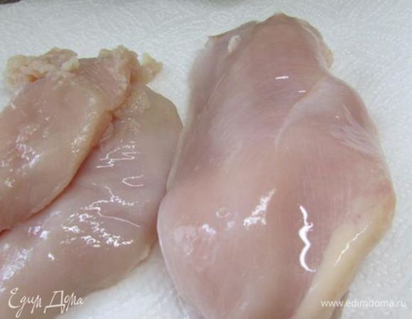 Куриное филе хорошо промыть под проточной водой. Обсушить на бумажном полотенце.