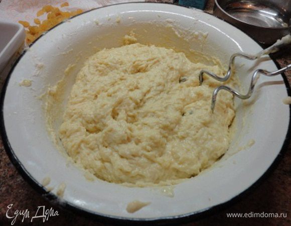 Подождать, пока на опаре появятся трещинки, и добавить размягченное масло, яйца, сахар, ванильный сахар, соль и оставшиеся 200 г молока. Тесто вымешивать миксером 2–3 минуты, затем закрыть и на 30 минут поставить в теплое место.