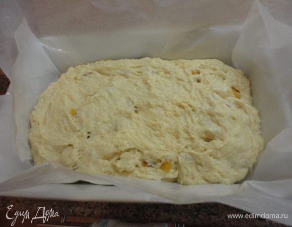 В подошедшее тесто добавить промытый и обсушенный изюм. Форму смазать маслом или выстлать пекарской бумагой, на дно выложить неочищенный миндаль, вылить тесто и дать ему подойти в форме еще 30 минут.