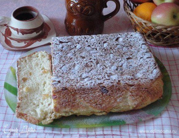 Кекс выпекать около 50 минут в нагретой до 180°C духовке. Готовый кекс остудить и посыпать сахарной пудрой.