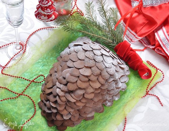 Угощайтесь! Хрустящие чипсы, шоколадные коржи, лёгкая кислинка клюквенного желе - очень приятный торт получился!