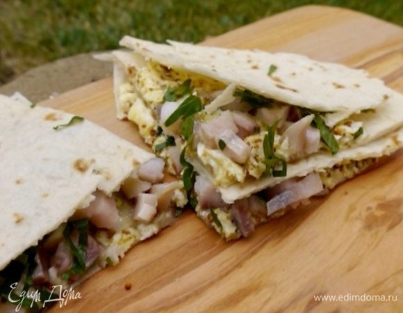 Посыпать петрушкой, накрыть второй половиной лаваша и нарезать на порции.