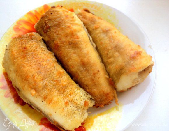 Рыбу для этого пирога можно брать по своему вкусу, только желательную не костистую, а еще лучше филе. У меня нототения. Рыбу почистить, помыть, посыпать специями для рыбы и посолить. Затем панировать рыбу в муке и поджарить на растительном масле с двух сторон. Рыбу охладить, удалить косточки и разобрать на филе.