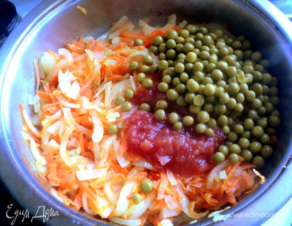 Лук порезать четверть кольцами, морковь натереть. Пассировать лук и морковь на растительном масле до мягкости. В конце добавить кетчуп (у меня домашний), добавить зеленый горошек (замороженный или консервированный), посолить, поперчить и добавить кориандр по вкусу.