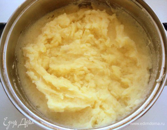 Картофель очистить и отварить в подсоленной воде до готовности. Воду слить, добавить сливочное масло, 2 ст.ложки натертого пармезана, яйцо  и размять картофель в пышное пюре. Посолить и поперчить по вкусу.