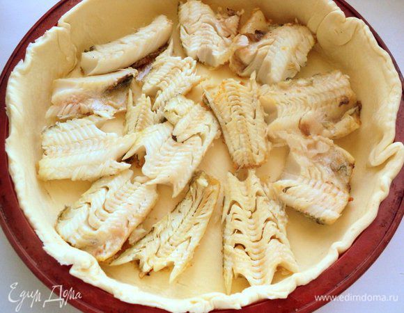 На основу выложить кусочки филе.