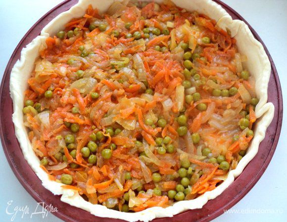 На филе равномерно разместить луково-морковную пассировку.