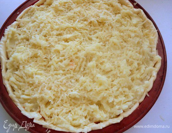 Покрыть все сверху картофельным пюре. Вилкой немного взбить поверхность пюре и посыпать натертым пармезаном. Выпекать при температуре 180 градусов 45 минут до золотистой корочки.