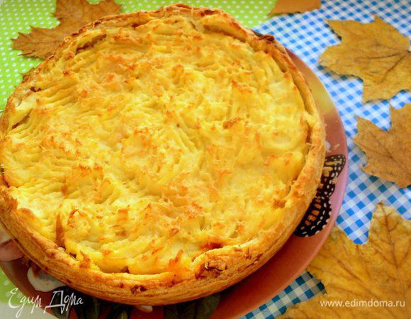 Готовый пирог выложить на блюдо. Подавать можно горячим, но и в холодном виде тоже вкусно.