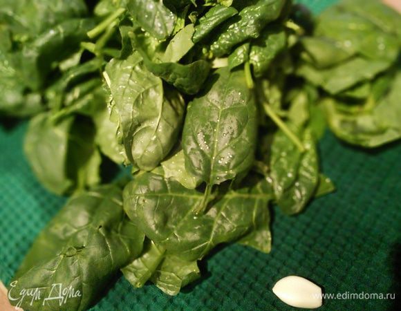 Шпинат промыть, стряхнуть лишнюю влагу, порезать. 