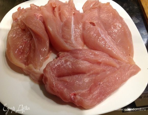 Разогреваем духовку до 180С. В грудках делаем разрезы сбоку в виде " карманов".