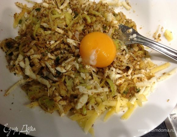 Для начинки-смешиваем лук-порей, панировочные сухари, петрушку, желток, натёртую брынзу, соль и перец. Добавляем цедру лимона.