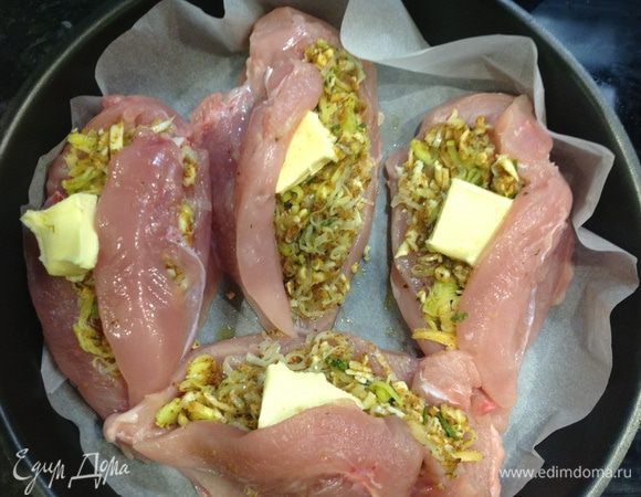 Начиняем наши "кармашки" луково-сырной смесью и перекладываем в жаропрочную форму. На каждую грудку выкладываем по кусочку сливочного масла и отправляем запекаться в духовку минут на 40-45. За время приготовления пару раз поливаем грудки образовавшимся соком.
Очень нежно и вкусно!